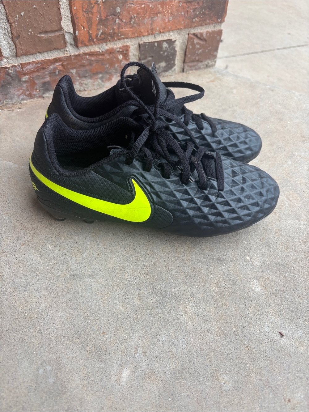 Nike Tiempo Legend 8 soccer cleats! Youth 4
